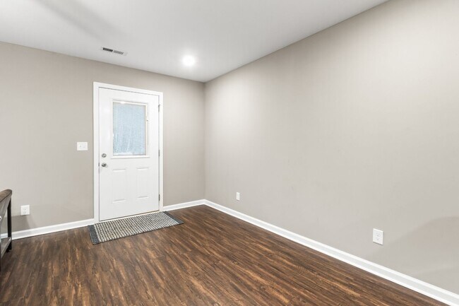 Building Photo - 3 Bedroom Pet Friendly Condo For Rent in Sango Area!