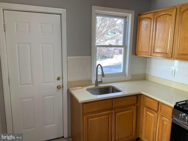 Building Photo - 254 Cedar Ave