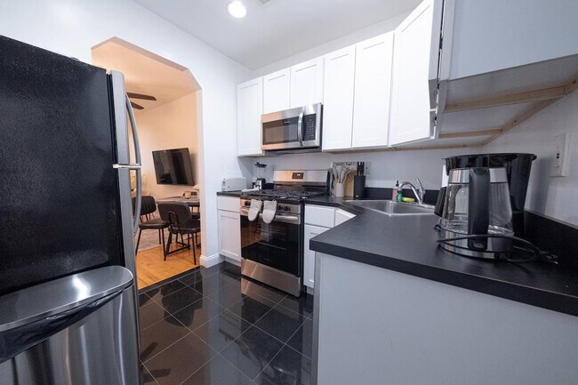 Building Photo - 302 E 104th St