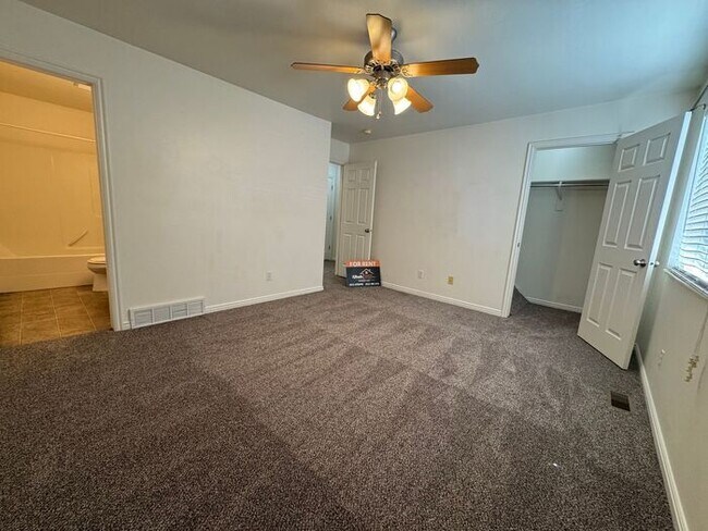 Building Photo - 3 bedroom 2.5 Bath Townhouse-Small Dogs Allowed