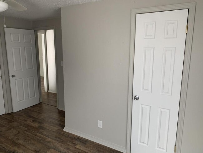 Building Photo - 3633 Mistletoe Ave