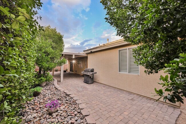 Building Photo - Single Story w/ duel primary suites gated ...