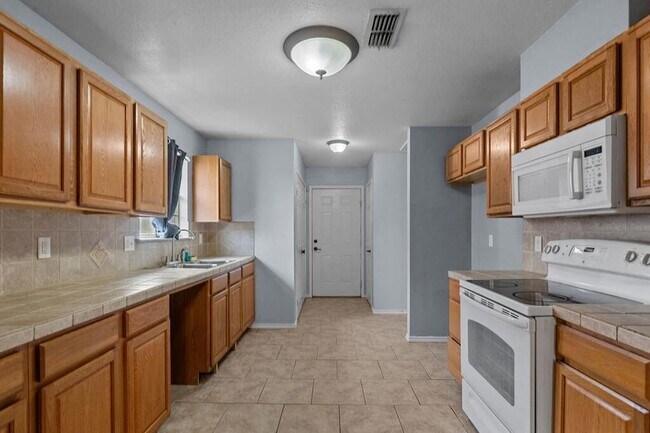 Building Photo - 1708 English Dr