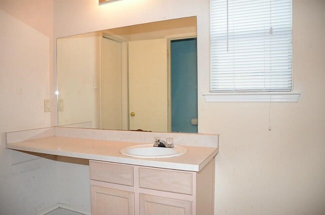 Building Photo - 719 Willow W Dr