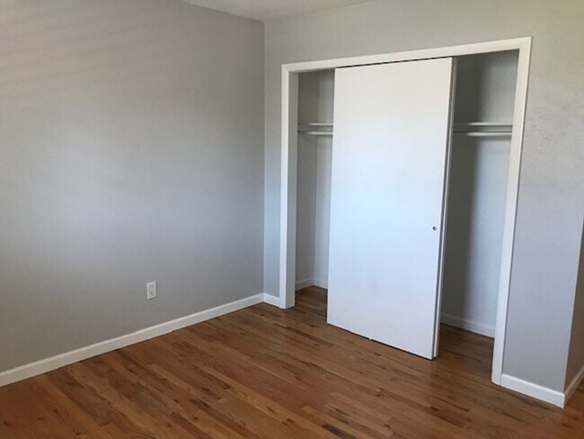 Building Photo - Bright & Beautiful Top Floor 2-bedroom 1 Bath Across Berkeley Park Lake