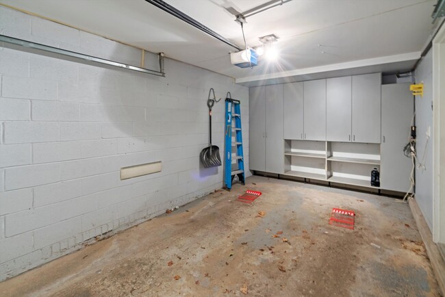 Building Photo - 171 W Goethe St
