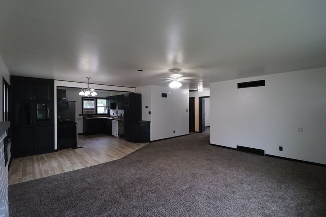 Building Photo - Spacious home for rent!
