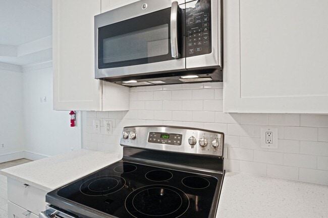 Building Photo - Bright Two-Bedroom in Columbia Heights | Pet frienldy!