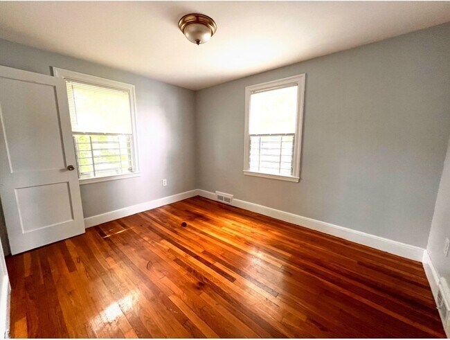 Building Photo - 15 Alpheus Rd