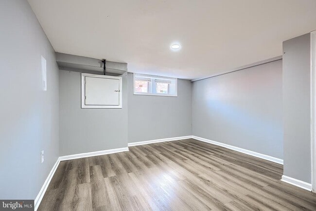 Building Photo - 424 N Linwood Ave