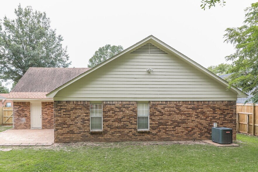 Building Photo - 5896 Pipers Green Ln