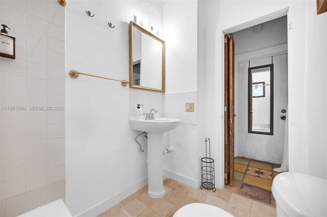 Building Photo - 528 NW 47th St