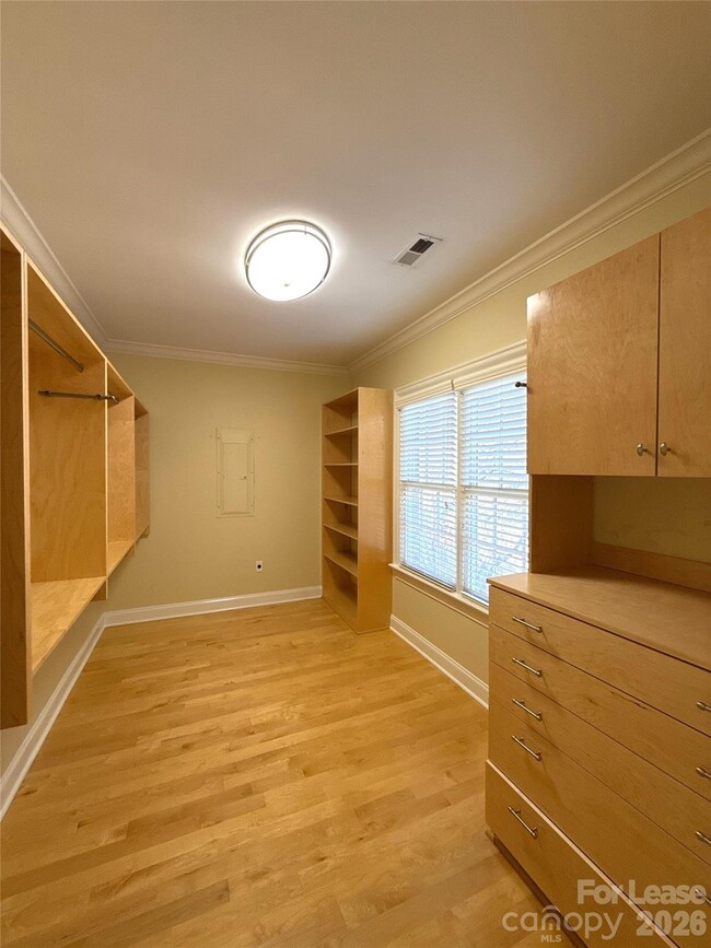 Building Photo - 1109 S Kings Dr