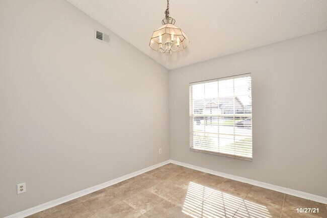 Building Photo - Stunning 3/2 Home with a Spacious 2 Car Ga...