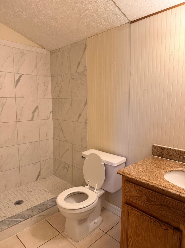 Building Photo - 3 bedroom 2 bath 1 Car Garage Single Family Home