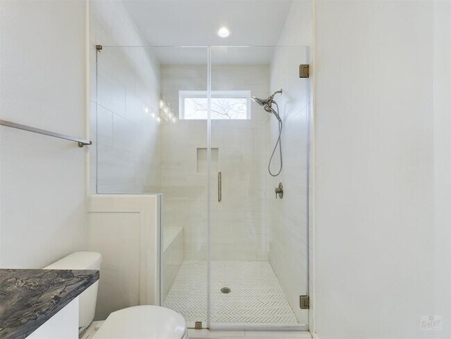 Building Photo - 1402 W 51st St