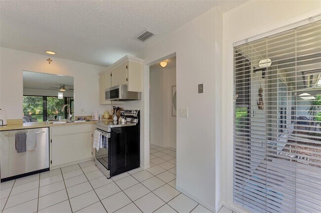 Building Photo - 952 N Beneva Rd
