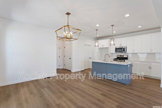 Building Photo - 991 Shoreline Dr