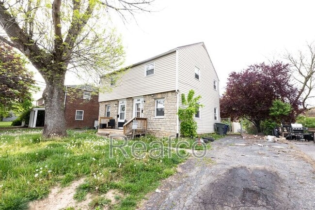 Building Photo - 2818 Vanderberg Ave