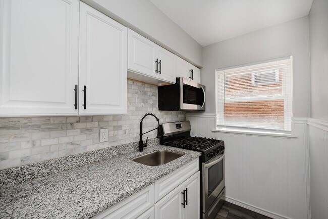 Building Photo - 5828 Ridge Ave