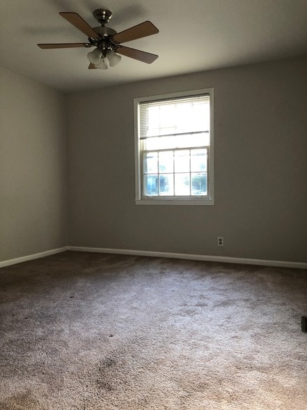 Building Photo - 2833 Hillside Dr