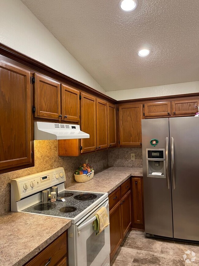 Building Photo - 3 bed 2 bath, 2 car, Moore Schools, fenced...
