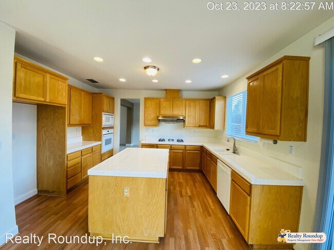 Building Photo - 4 br, 3 bath House - 6230 Ravenna Way