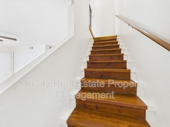 Building Photo - 407 Fox Run Ave
