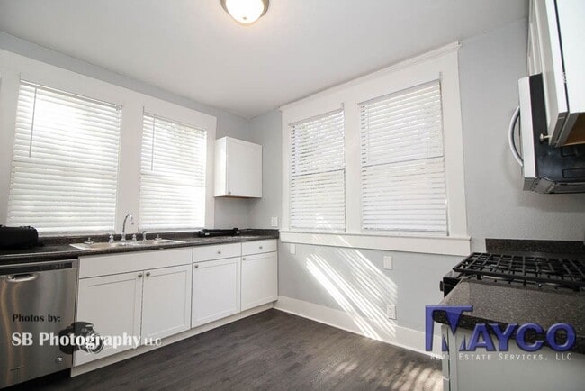 Building Photo - 3 bedroom 2 bath in Highland!