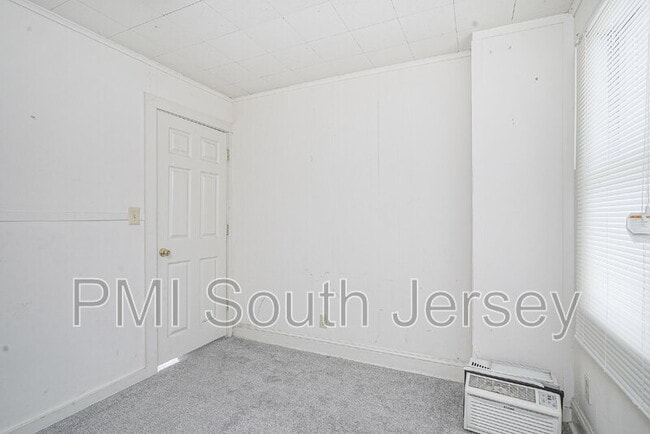 Building Photo - 121 Oak St