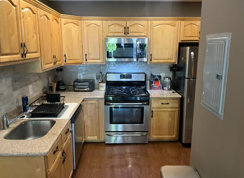 Kitchen - 100 West Ave