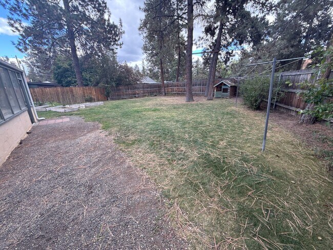 Building Photo - AVAILABLE SHORT TERM! Midtown 3 Bedroom Ho...