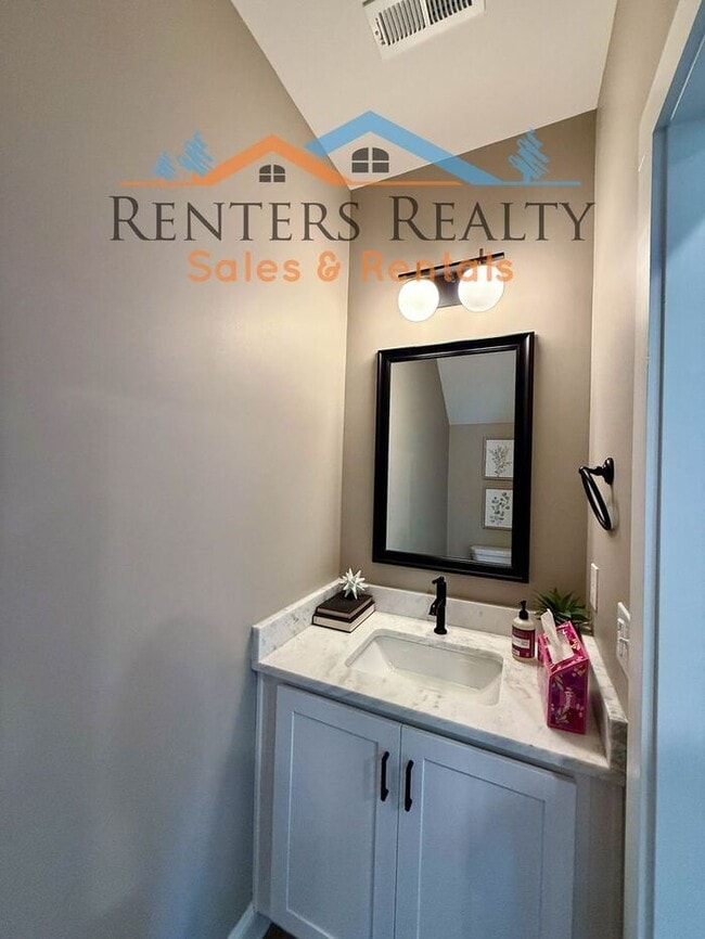 Building Photo - Stunning 3 Bedroom with Rooftop Terrace