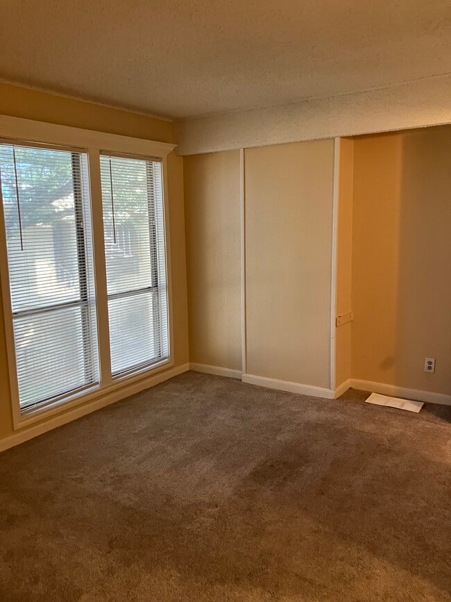 Building Photo - 5918 Lago Vista Way
