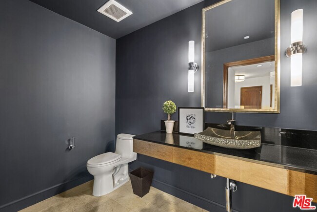 Building Photo - 447 N Doheny Dr