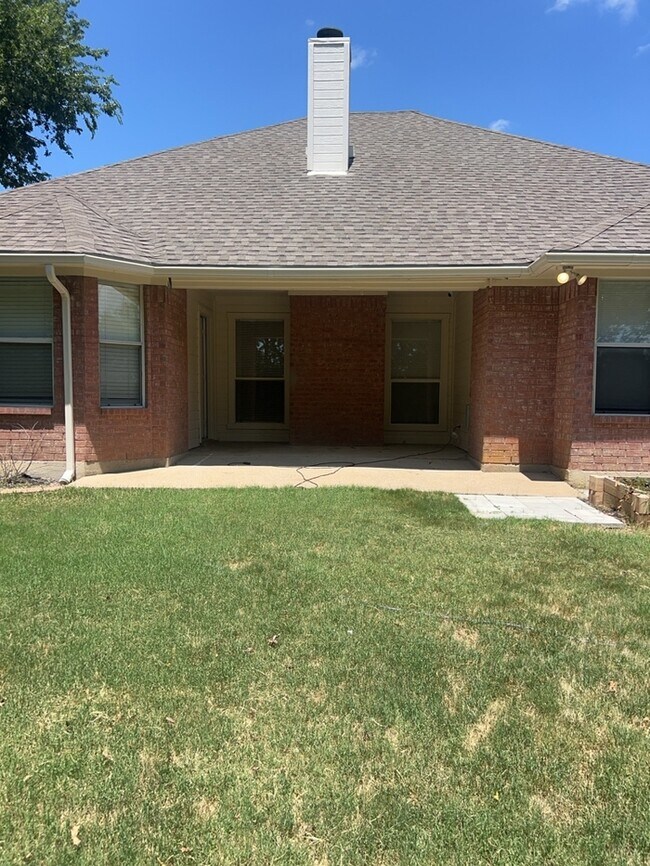Building Photo - BURLESON 3/2/2 HOME