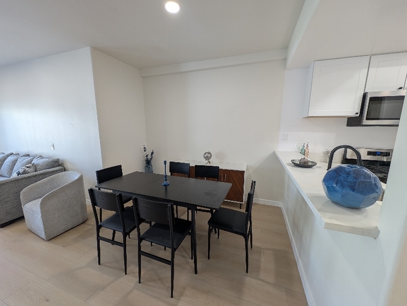 Building Photo - 11035 Moorpark St