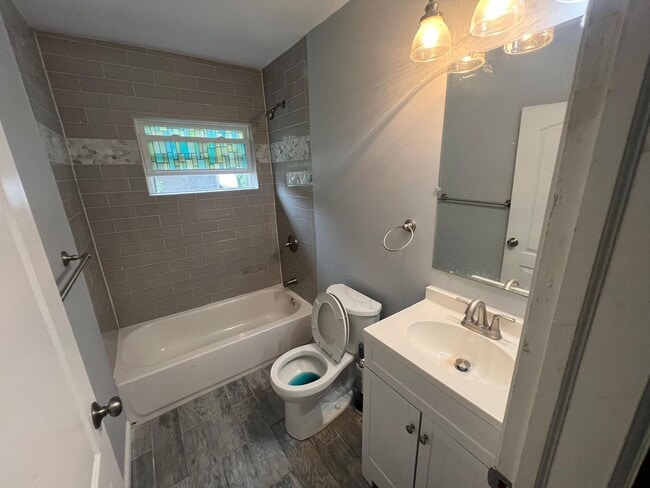 Building Photo - Cozy 3 Bedroom 2 Bath Single Family Home i...