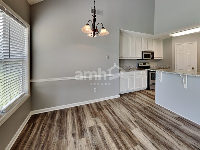 Building Photo - 2025 Graybrook Dr