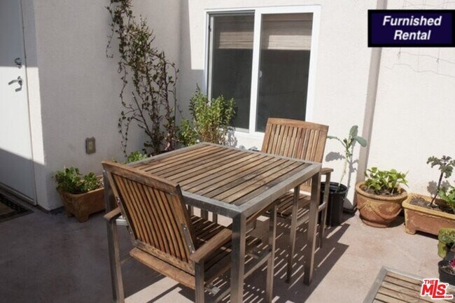 Building Photo - 1319 N Detroit St