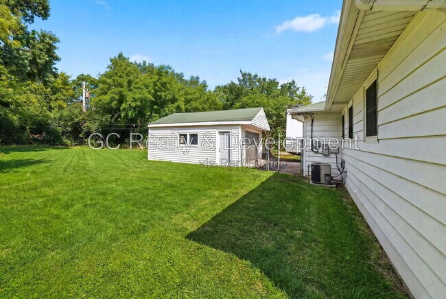 Building Photo - 2804 School Dr