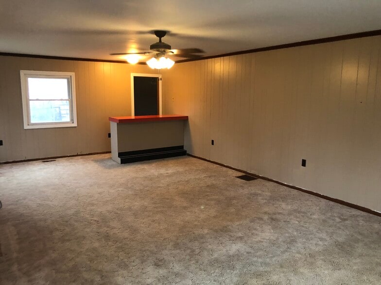 Family room - 3660 N Mccord Rd
