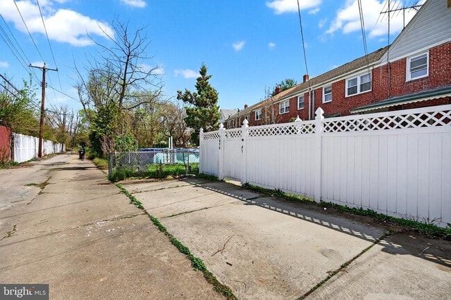 Building Photo - 1870 Yakona Rd