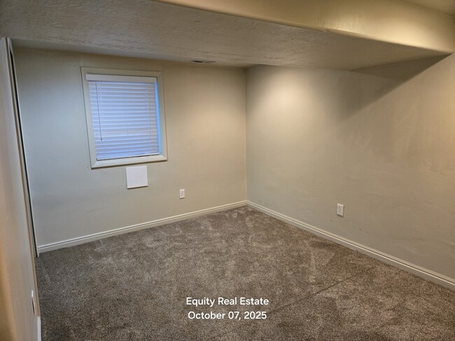 Building Photo - 2576 E Wren Rd