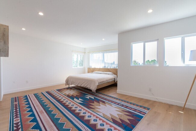 Building Photo - Stunning Views from Silver Lake Hillside Home for Rent with Spectacular Views