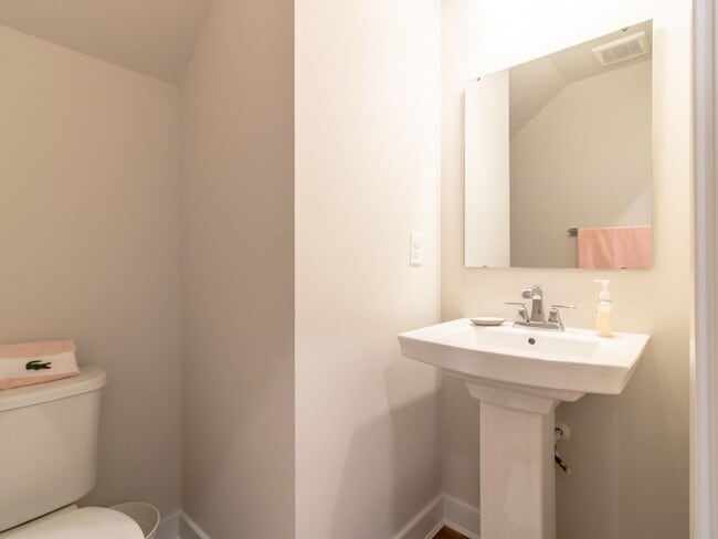 Building Photo - WINTER RENTAL - 3 BED 2.5 BATH SINGLE FAMI...