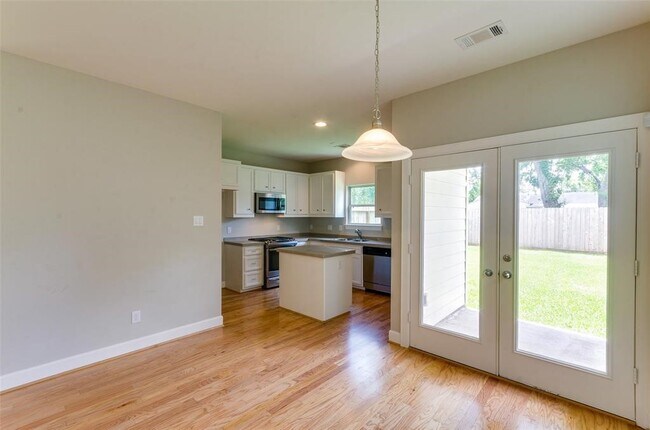 Building Photo - 612 E 38th St