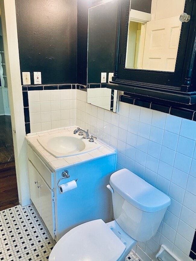 Building Photo - Modern Upstairs Unit in the Highly Desirab...