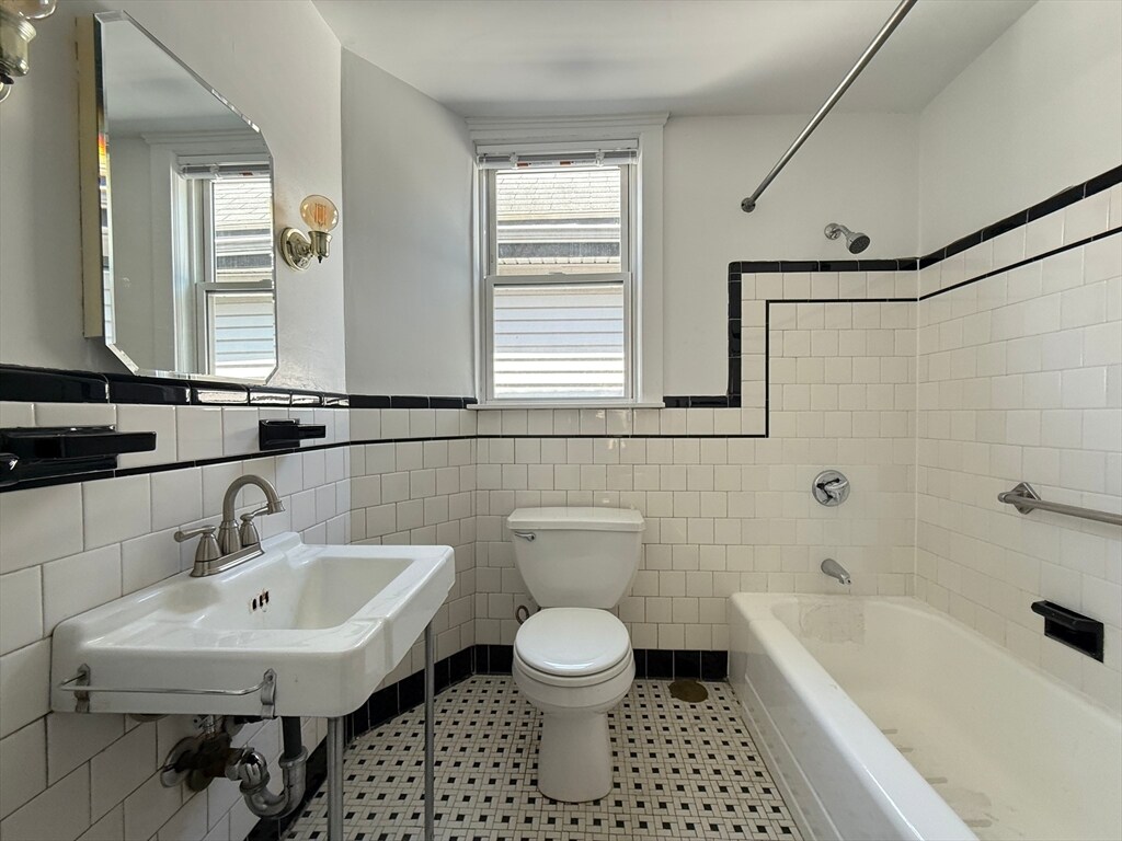 Building Photo - 35A Kingston St