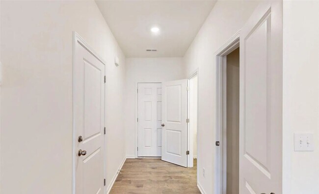 Building Photo - Beautiful 3BR/2.5BA Townhouse located in Kellerton Place